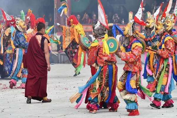 Attend to the Saga Dawa Festival Tarboche (Festival Day) Full moon