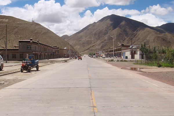  Trek to Lhatse 4,890 m - 05 hrs.