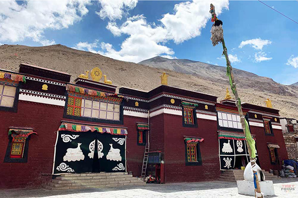 Trek to Rongbuk Monastery 4,980 m - 04 hrs walks.