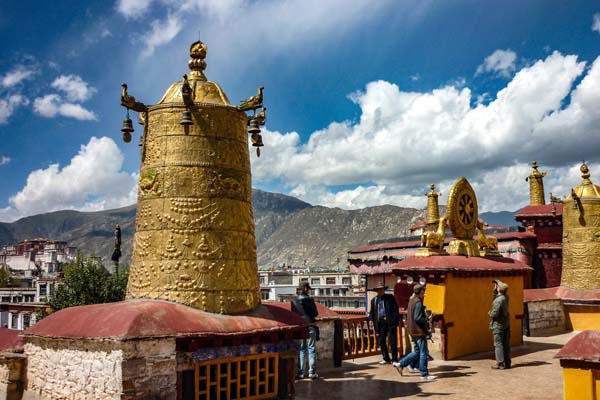 Lhasa to Shigatse via Gyantse 360 km (B,L)